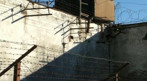 prison-walls-barb-wire